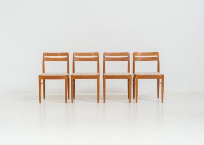 Set of 4 dining chairs by H.W. Klein for Bramin (Denmark, 1960s). A stunning, high-quality design featuring sculptural frames in solid teak, a generously curved teak backrest, and the original wool striped fabric seats. The chairs remain in splendid condition!