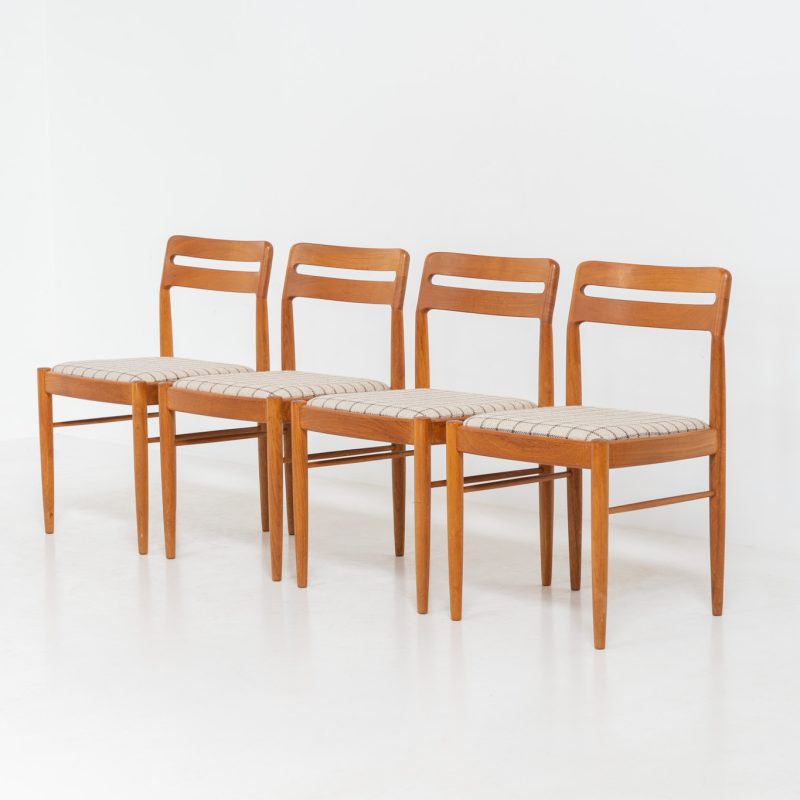 Set of 4 dining chairs by H.W. Klein for Bramin (Denmark, 1960s). A stunning, high-quality design featuring sculptural frames in solid teak, a generously curved teak backrest, and the original wool striped fabric seats. The chairs remain in splendid condition!