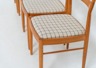 Set of 4 dining chairs by H.W. Klein for Bramin (Denmark, 1960s). A stunning, high-quality design featuring sculptural frames in solid teak, a generously curved teak backrest, and the original wool striped fabric seats. The chairs remain in splendid condition!