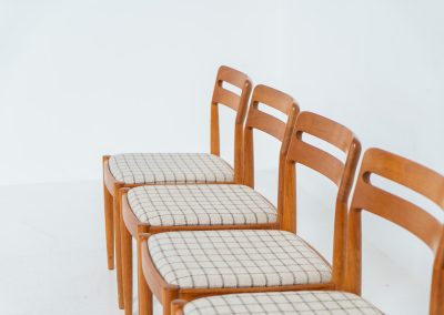 Set of 4 dining chairs by H.W. Klein for Bramin (Denmark, 1960s). A stunning, high-quality design featuring sculptural frames in solid teak, a generously curved teak backrest, and the original wool striped fabric seats. The chairs remain in splendid condition!