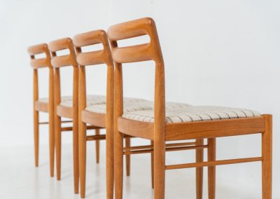 Set of 4 dining chairs by H.W. Klein for Bramin (Denmark, 1960s). A stunning, high-quality design featuring sculptural frames in solid teak, a generously curved teak backrest, and the original wool striped fabric seats. The chairs remain in splendid condition!