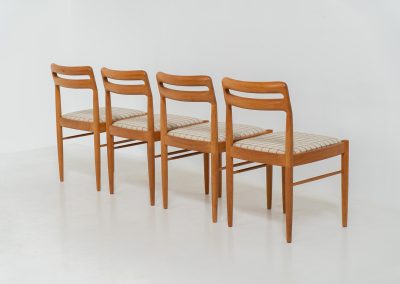 Set of 4 dining chairs by H.W. Klein for Bramin (Denmark, 1960s). A stunning, high-quality design featuring sculptural frames in solid teak, a generously curved teak backrest, and the original wool striped fabric seats. The chairs remain in splendid condition!