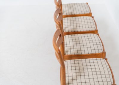 Set of 4 dining chairs by H.W. Klein for Bramin (Denmark, 1960s). A stunning, high-quality design featuring sculptural frames in solid teak, a generously curved teak backrest, and the original wool striped fabric seats. The chairs remain in splendid condition!