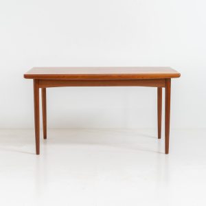 Extendable dining table by Skøvby Møbelfabrik (Denmark, 1960s). A high quality Danish piece with a beautiful natural look and organic shapes. It is easily extendable with 2 hidden leafs and can fit 10 chairs. It features a gorgeous woodgrain. In very good condition.