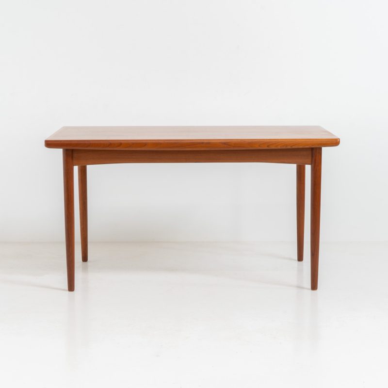 Extendable dining table by Skøvby Møbelfabrik (Denmark, 1960s). A high quality Danish piece with a beautiful natural look and organic shapes. It is easily extendable with 2 hidden leafs and can fit 10 chairs. It features a gorgeous woodgrain. In very good condition.