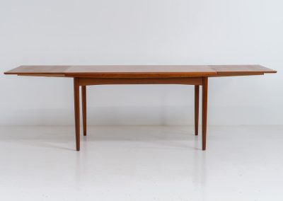 Extendable dining table by Skøvby Møbelfabrik (Denmark, 1960s). A high quality Danish piece with a beautiful natural look and organic shapes. It is easily extendable with 2 hidden leafs and can fit 10 chairs. It features a gorgeous woodgrain. In very good condition.
