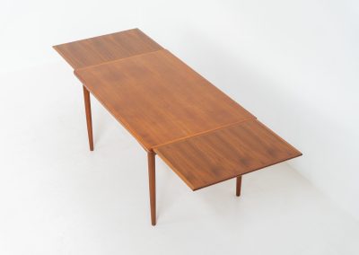 Extendable dining table by Skøvby Møbelfabrik (Denmark, 1960s). A high quality Danish piece with a beautiful natural look and organic shapes. It is easily extendable with 2 hidden leafs and can fit 10 chairs. It features a gorgeous woodgrain. In very good condition.