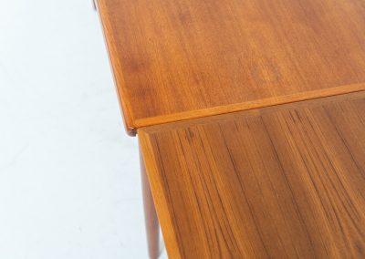 Extendable dining table by Skøvby Møbelfabrik (Denmark, 1960s). A high quality Danish piece with a beautiful natural look and organic shapes. It is easily extendable with 2 hidden leafs and can fit 10 chairs. It features a gorgeous woodgrain. In very good condition.