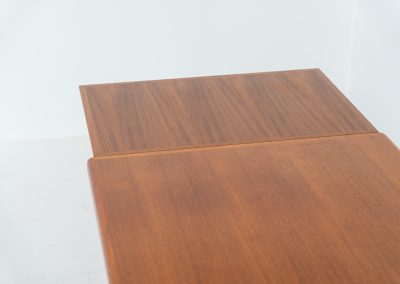 Extendable dining table by Skøvby Møbelfabrik (Denmark, 1960s). A high quality Danish piece with a beautiful natural look and organic shapes. It is easily extendable with 2 hidden leafs and can fit 10 chairs. It features a gorgeous woodgrain. In very good condition.