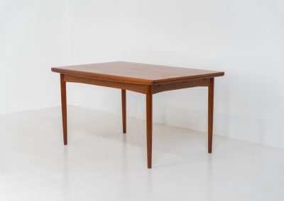 Extendable dining table by Skøvby Møbelfabrik (Denmark, 1960s). A high quality Danish piece with a beautiful natural look and organic shapes. It is easily extendable with 2 hidden leafs and can fit 10 chairs. It features a gorgeous woodgrain. In very good condition.