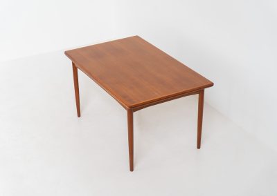 Extendable dining table by Skøvby Møbelfabrik (Denmark, 1960s). A high quality Danish piece with a beautiful natural look and organic shapes. It is easily extendable with 2 hidden leafs and can fit 10 chairs. It features a gorgeous woodgrain. In very good condition.