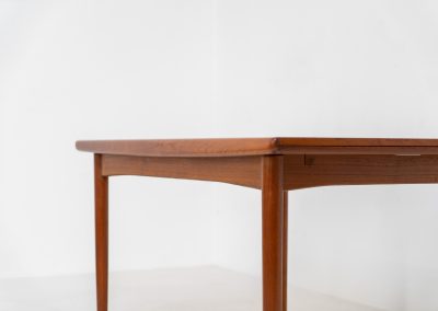 Extendable dining table by Skøvby Møbelfabrik (Denmark, 1960s). A high quality Danish piece with a beautiful natural look and organic shapes. It is easily extendable with 2 hidden leafs and can fit 10 chairs. It features a gorgeous woodgrain. In very good condition.