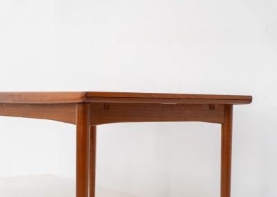 Extendable dining table by Skøvby Møbelfabrik (Denmark, 1960s). A high quality Danish piece with a beautiful natural look and organic shapes. It is easily extendable with 2 hidden leafs and can fit 10 chairs. It features a gorgeous woodgrain. In very good condition.