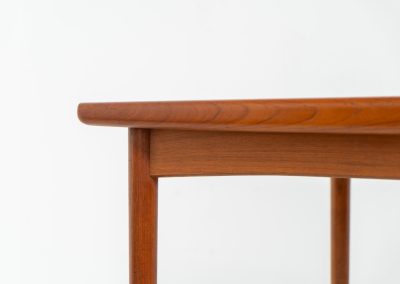 Extendable dining table by Skøvby Møbelfabrik (Denmark, 1960s). A high quality Danish piece with a beautiful natural look and organic shapes. It is easily extendable with 2 hidden leafs and can fit 10 chairs. It features a gorgeous woodgrain. In very good condition.