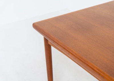 Extendable dining table by Skøvby Møbelfabrik (Denmark, 1960s). A high quality Danish piece with a beautiful natural look and organic shapes. It is easily extendable with 2 hidden leafs and can fit 10 chairs. It features a gorgeous woodgrain. In very good condition.