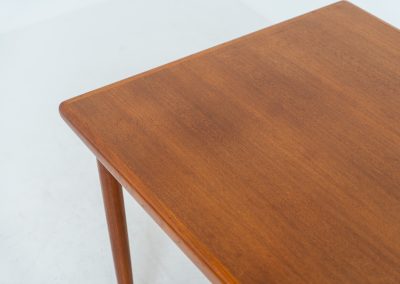 Extendable dining table by Skøvby Møbelfabrik (Denmark, 1960s). A high quality Danish piece with a beautiful natural look and organic shapes. It is easily extendable with 2 hidden leafs and can fit 10 chairs. It features a gorgeous woodgrain. In very good condition.