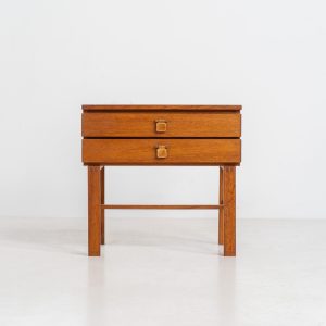 Chest of drawers by Sigurd Göransson for Nybrofabriken Fröseke (Sweden, 1960s). A functional piece made out of teak and containing two drawers with leather handles. It’s in good condition with some visible traces of age.
