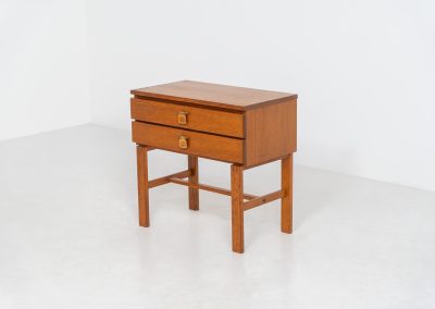 Chest of drawers by Sigurd Göransson for Nybrofabriken Fröseke (Sweden, 1960s). A functional piece made out of teak and containing two drawers with leather handles. It’s in good condition with some visible traces of age.