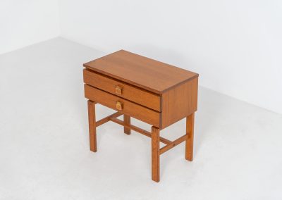 Chest of drawers by Sigurd Göransson for Nybrofabriken Fröseke (Sweden, 1960s). A functional piece made out of teak and containing two drawers with leather handles. It’s in good condition with some visible traces of age.