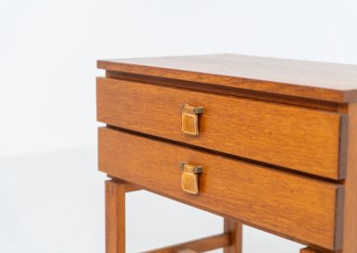 Chest of drawers by Sigurd Göransson for Nybrofabriken Fröseke (Sweden, 1960s). A functional piece made out of teak and containing two drawers with leather handles. It’s in good condition with some visible traces of age.