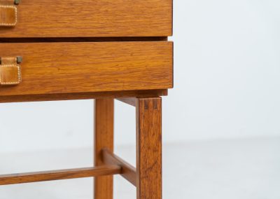 Chest of drawers by Sigurd Göransson for Nybrofabriken Fröseke (Sweden, 1960s). A functional piece made out of teak and containing two drawers with leather handles. It’s in good condition with some visible traces of age.