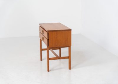 Chest of drawers by Sigurd Göransson for Nybrofabriken Fröseke (Sweden, 1960s). A functional piece made out of teak and containing two drawers with leather handles. It’s in good condition with some visible traces of age.