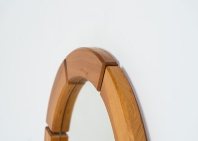 Sculptural wall-mirror in solid pine (Sweden, 1970s). This stunning Swedish mirror is crafted from solid pine, showcasing a bold and sculptural appearance. The mirror remains in excellent condition.