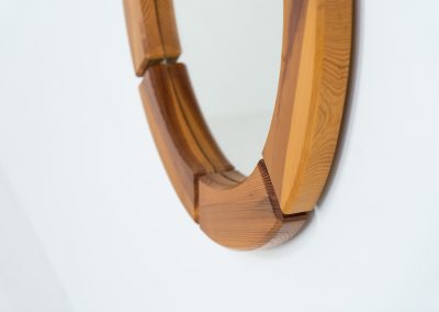 Sculptural wall-mirror in solid pine (Sweden, 1970s). This stunning Swedish mirror is crafted from solid pine, showcasing a bold and sculptural appearance. The mirror remains in excellent condition.