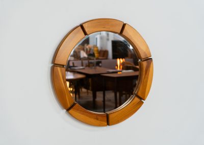 Sculptural wall-mirror in solid pine (Sweden, 1970s). This stunning Swedish mirror is crafted from solid pine, showcasing a bold and sculptural appearance. The mirror remains in excellent condition.