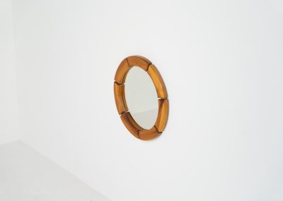 Sculptural wall-mirror in solid pine (Sweden, 1970s). This stunning Swedish mirror is crafted from solid pine, showcasing a bold and sculptural appearance. The mirror remains in excellent condition.