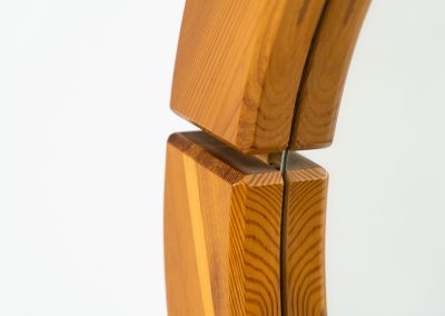 Sculptural wall-mirror in solid pine (Sweden, 1970s). This stunning Swedish mirror is crafted from solid pine, showcasing a bold and sculptural appearance. The mirror remains in excellent condition.