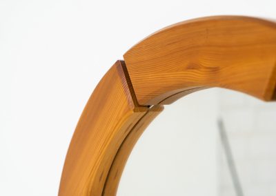 Sculptural wall-mirror in solid pine (Sweden, 1970s). This stunning Swedish mirror is crafted from solid pine, showcasing a bold and sculptural appearance. The mirror remains in excellent condition.