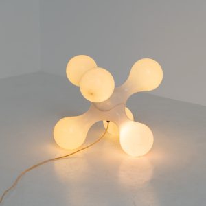 Atomium floor lamp by Benjamin Hopf & Constantin Wortmann for Kundalini (Italy, 1990s). Inspired by the iconic Atomium in Brussels, this striking lamp features a molded plastic structure with six internal light sources, creating a warm and atmospheric glow. The piece is versatile and can be used both as a floor lamp or as a large pendant light. It remains in good vintage condition, with visible signs of use including scratches and some purple marks that could not be removed.