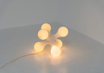 Atomium floor lamp by Benjamin Hopf & Constantin Wortmann for Kundalini (Italy, 1990s). Inspired by the iconic Atomium in Brussels, this striking lamp features a molded plastic structure with six internal light sources, creating a warm and atmospheric glow. The piece is versatile and can be used both as a floor lamp or as a large pendant light. It remains in good vintage condition, with visible signs of use including scratches and some purple marks that could not be removed.