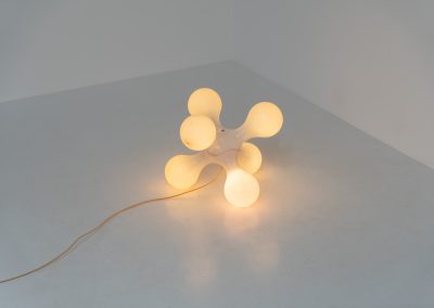 Atomium floor lamp by Benjamin Hopf & Constantin Wortmann for Kundalini (Italy, 1990s). Inspired by the iconic Atomium in Brussels, this striking lamp features a molded plastic structure with six internal light sources, creating a warm and atmospheric glow. The piece is versatile and can be used both as a floor lamp or as a large pendant light. It remains in good vintage condition, with visible signs of use including scratches and some purple marks that could not be removed.