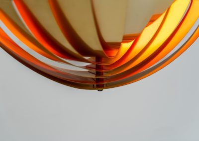 “Konkylie” pendant light by Louis Weisdorf for Lyfa (Denmark, 1960s). A strong, sculptural design with a clear architectural feel, typical of Weisdorf’s work. The layered brass shades unfold like a shell, revealing a striking red and orange interior that adds depth and warmth. When lit, the light is softly diffused, creating a rich, atmospheric glow with subtle color reflection. The interplay between the polished brass exterior and the warm-toned interior gives the piece a dynamic character. A well-balanced design that works just as well as a statement piece above a dining table as it does in a more minimal setting. A solid example of Danish mid-century lighting, where form and function meet effortlessly.