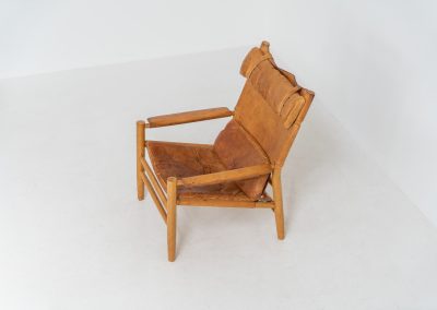 “Dormi” Lounge Chair by Kenneth Bergenblad for DUX (Sweden, 1970s). Rare “Dormi” lounge chair with a solid oak frame and thick leather sling seat, designed by Kenneth Bergenblad for DUX. A beautiful example of relaxed Scandinavian modern design with a strong, understated presence. The leather shows pronounced patina and wear, giving it a very lived-in, raw character. Important to note: this condition is quite present and not for everyone. Structurally sound and comfortable, with a warm-toned frame that pairs perfectly with the worn leather.
