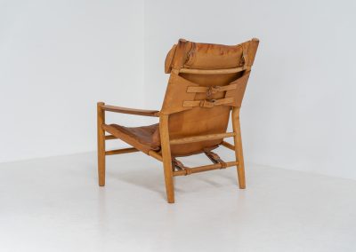 “Dormi” Lounge Chair by Kenneth Bergenblad for DUX (Sweden, 1970s). Rare “Dormi” lounge chair with a solid oak frame and thick leather sling seat, designed by Kenneth Bergenblad for DUX. A beautiful example of relaxed Scandinavian modern design with a strong, understated presence. The leather shows pronounced patina and wear, giving it a very lived-in, raw character. Important to note: this condition is quite present and not for everyone. Structurally sound and comfortable, with a warm-toned frame that pairs perfectly with the worn leather.