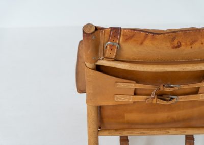 “Dormi” Lounge Chair by Kenneth Bergenblad for DUX (Sweden, 1970s). Rare “Dormi” lounge chair with a solid oak frame and thick leather sling seat, designed by Kenneth Bergenblad for DUX. A beautiful example of relaxed Scandinavian modern design with a strong, understated presence. The leather shows pronounced patina and wear, giving it a very lived-in, raw character. Important to note: this condition is quite present and not for everyone. Structurally sound and comfortable, with a warm-toned frame that pairs perfectly with the worn leather.