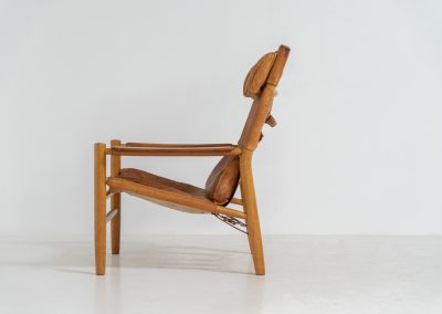 “Dormi” Lounge Chair by Kenneth Bergenblad for DUX (Sweden, 1970s). Rare “Dormi” lounge chair with a solid oak frame and thick leather sling seat, designed by Kenneth Bergenblad for DUX. A beautiful example of relaxed Scandinavian modern design with a strong, understated presence. The leather shows pronounced patina and wear, giving it a very lived-in, raw character. Important to note: this condition is quite present and not for everyone. Structurally sound and comfortable, with a warm-toned frame that pairs perfectly with the worn leather.