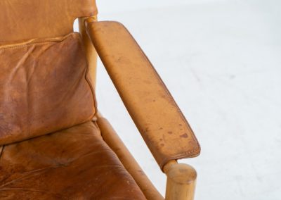 “Dormi” Lounge Chair by Kenneth Bergenblad for DUX (Sweden, 1970s). Rare “Dormi” lounge chair with a solid oak frame and thick leather sling seat, designed by Kenneth Bergenblad for DUX. A beautiful example of relaxed Scandinavian modern design with a strong, understated presence. The leather shows pronounced patina and wear, giving it a very lived-in, raw character. Important to note: this condition is quite present and not for everyone. Structurally sound and comfortable, with a warm-toned frame that pairs perfectly with the worn leather.
