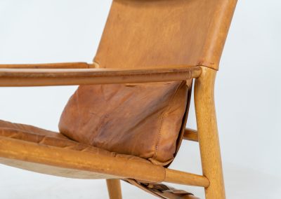 “Dormi” Lounge Chair by Kenneth Bergenblad for DUX (Sweden, 1970s). Rare “Dormi” lounge chair with a solid oak frame and thick leather sling seat, designed by Kenneth Bergenblad for DUX. A beautiful example of relaxed Scandinavian modern design with a strong, understated presence. The leather shows pronounced patina and wear, giving it a very lived-in, raw character. Important to note: this condition is quite present and not for everyone. Structurally sound and comfortable, with a warm-toned frame that pairs perfectly with the worn leather.