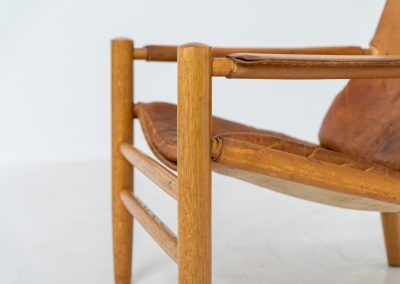 “Dormi” Lounge Chair by Kenneth Bergenblad for DUX (Sweden, 1970s). Rare “Dormi” lounge chair with a solid oak frame and thick leather sling seat, designed by Kenneth Bergenblad for DUX. A beautiful example of relaxed Scandinavian modern design with a strong, understated presence. The leather shows pronounced patina and wear, giving it a very lived-in, raw character. Important to note: this condition is quite present and not for everyone. Structurally sound and comfortable, with a warm-toned frame that pairs perfectly with the worn leather.