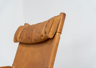 “Dormi” Lounge Chair by Kenneth Bergenblad for DUX (Sweden, 1970s). Rare “Dormi” lounge chair with a solid oak frame and thick leather sling seat, designed by Kenneth Bergenblad for DUX. A beautiful example of relaxed Scandinavian modern design with a strong, understated presence. The leather shows pronounced patina and wear, giving it a very lived-in, raw character. Important to note: this condition is quite present and not for everyone. Structurally sound and comfortable, with a warm-toned frame that pairs perfectly with the worn leather.
