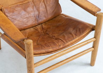 “Dormi” Lounge Chair by Kenneth Bergenblad for DUX (Sweden, 1970s). Rare “Dormi” lounge chair with a solid oak frame and thick leather sling seat, designed by Kenneth Bergenblad for DUX. A beautiful example of relaxed Scandinavian modern design with a strong, understated presence. The leather shows pronounced patina and wear, giving it a very lived-in, raw character. Important to note: this condition is quite present and not for everyone. Structurally sound and comfortable, with a warm-toned frame that pairs perfectly with the worn leather.