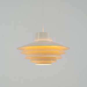 XL “Verona” pendant light by Svend Middelboe for Nordisk Solar (Denmark, 1970s). A striking design classic featuring five aluminium shades that gently diffuse light into a soft, ambient glow. The Verona is a perfect balance of form and function, its sculptural silhouette and calming illumination make it an elegant statement piece in any interior. This example is in good vintage condition, with some signs of age such as minor scuffs to the paint. It includes the original ceiling mount, allowing for direct installation to the ceiling without a visible cable if wanted.