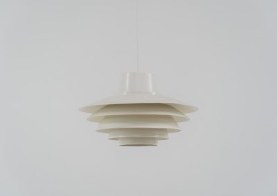 XL “Verona” pendant light by Svend Middelboe for Nordisk Solar (Denmark, 1970s). A striking design classic featuring five aluminium shades that gently diffuse light into a soft, ambient glow. The Verona is a perfect balance of form and function, its sculptural silhouette and calming illumination make it an elegant statement piece in any interior. This example is in good vintage condition, with some signs of age such as minor scuffs to the paint. It includes the original ceiling mount, allowing for direct installation to the ceiling without a visible cable if wanted.
