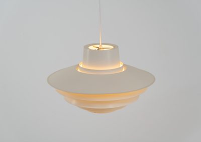 XL “Verona” pendant light by Svend Middelboe for Nordisk Solar (Denmark, 1970s). A striking design classic featuring five aluminium shades that gently diffuse light into a soft, ambient glow. The Verona is a perfect balance of form and function, its sculptural silhouette and calming illumination make it an elegant statement piece in any interior. This example is in good vintage condition, with some signs of age such as minor scuffs to the paint. It includes the original ceiling mount, allowing for direct installation to the ceiling without a visible cable if wanted.