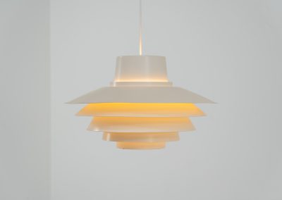 XL “Verona” pendant light by Svend Middelboe for Nordisk Solar (Denmark, 1970s). A striking design classic featuring five aluminium shades that gently diffuse light into a soft, ambient glow. The Verona is a perfect balance of form and function, its sculptural silhouette and calming illumination make it an elegant statement piece in any interior. This example is in good vintage condition, with some signs of age such as minor scuffs to the paint. It includes the original ceiling mount, allowing for direct installation to the ceiling without a visible cable if wanted.