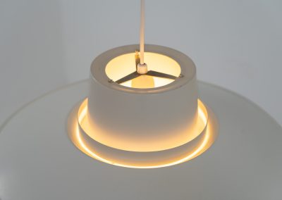 XL “Verona” pendant light by Svend Middelboe for Nordisk Solar (Denmark, 1970s). A striking design classic featuring five aluminium shades that gently diffuse light into a soft, ambient glow. The Verona is a perfect balance of form and function, its sculptural silhouette and calming illumination make it an elegant statement piece in any interior. This example is in good vintage condition, with some signs of age such as minor scuffs to the paint. It includes the original ceiling mount, allowing for direct installation to the ceiling without a visible cable if wanted.